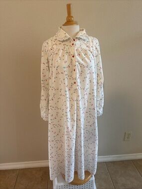 Lanz of Salzburg Nightgown SZ S Heart Buttons  Front White W Rosebuds Eyelet Col
